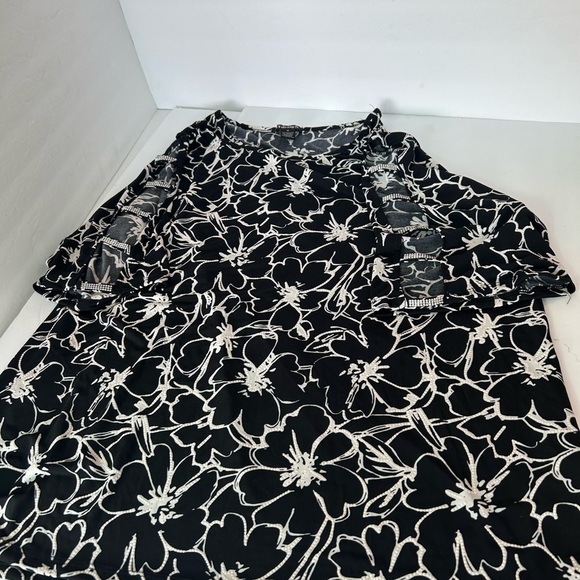 NWOT By Design Black and White Floral With Cut Out Sleeves - Picture 6 of 10